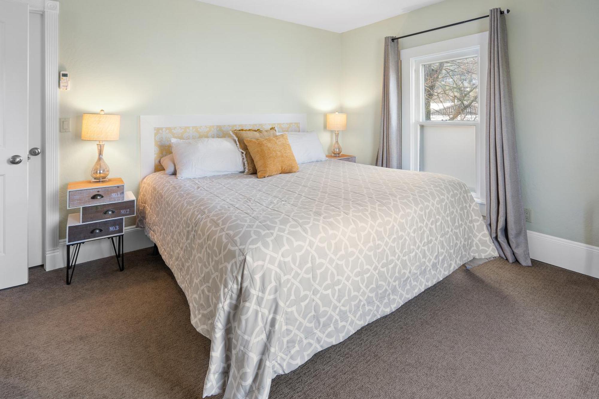Pioneer Vacation Rentals - Pioneer North Suite Downtown Ешленд Екстер'єр фото