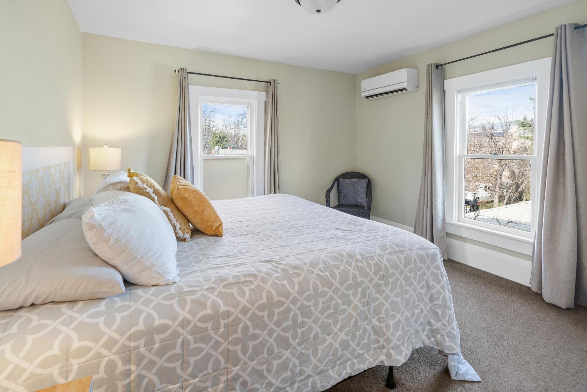 Pioneer Vacation Rentals - Pioneer North Suite Downtown Ешленд Екстер'єр фото